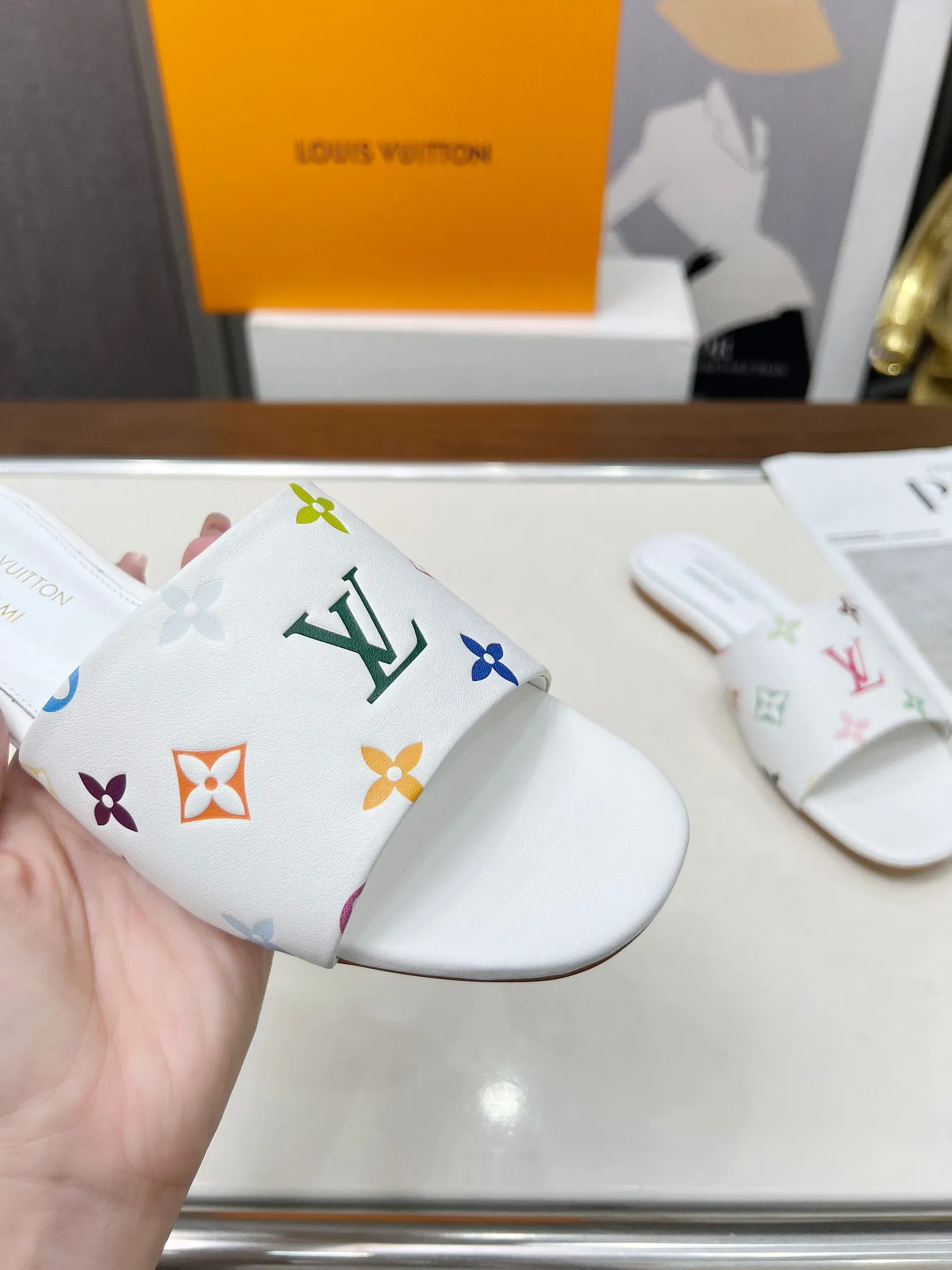 💕💕Factory direct selling price p380💕💕Vuiton’s latest 2025 spring and summer style. This sandal is from the Louis Vuitton The dotted LV logo on the upper brings a different visual feast to the hot summer. Color: coffee, white, black. Size: 35 to 40 (4142 can be customized, non-returnable and non-exchangeable) (leather sole can be customized +30 non-returnable and non-exchangeable)